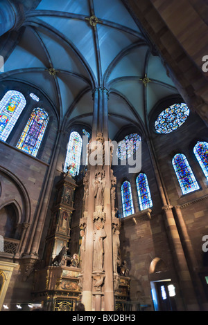 Angelo pilastro o sentenza pilastro, Notre Dame cattedrale gotica del XIV secolo, Strasburgo, Alsazia, Francia Foto Stock