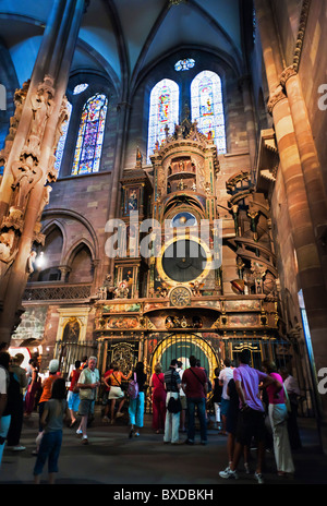 Orologio astronomico e turisti, Notre Dame cattedrale gotica del XIV secolo, Strasburgo, Alsazia, Francia Foto Stock