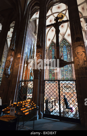 Cappella di Santa Caterina, signora che prega, Notre-Dame cattedrale gotica 14th ° secolo, Strasburgo, Alsazia, Francia, Europa Foto Stock