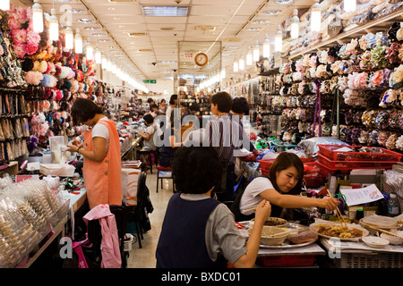 Tallone e una gioielleria e workshop in un mercato a Seul, Corea del Sud Foto Stock