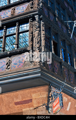 Sculture in legno su Maison Kammerzell casa medioevale del XVI secolo, Strasburgo, Alsazia, Francia Foto Stock