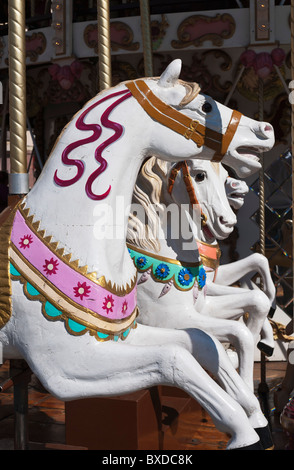 Giostra WHITE cavalli in legno Strasburgo Alsace Francia Foto Stock