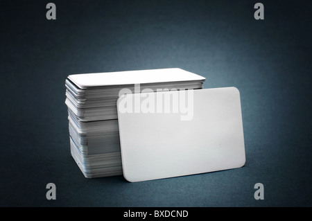 La pila di blank business cards stabilisce puntellato un altro biglietto da visita. Foto Stock