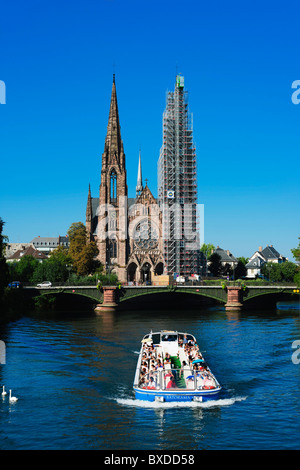 BATORAMA tour in barca sul fiume Ill e san Paolo Chiesa protestante a ponteggio Strasburgo Alsace Francia Foto Stock