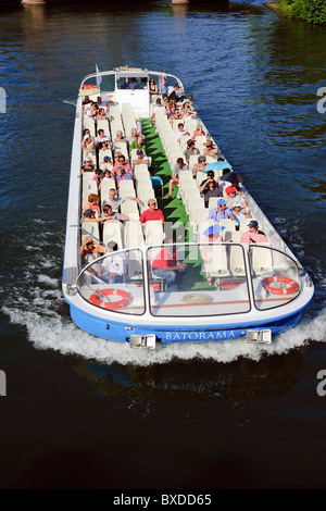 I TURISTI IN BATORAMA tour in barca sul fiume ILL STRASBURGO ALSACE FRANCIA Foto Stock