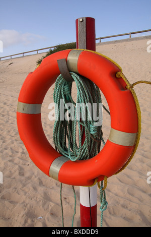 Un salvagente, anello boa, ancora di salvezza o lifebelt, una vita boa di salvataggio destinato ad essere gettato in una persona in acqua per fornire boa. Foto Stock