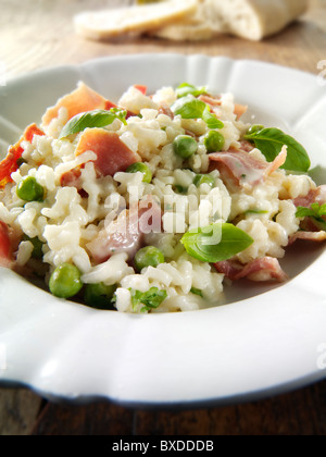 Classico risotto con piselli freschi, pancetta e le foglie di menta. Foto Stock