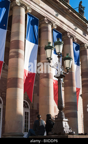 Opera house decorata con bandiere francese Strasburgo Alsace Francia Foto Stock