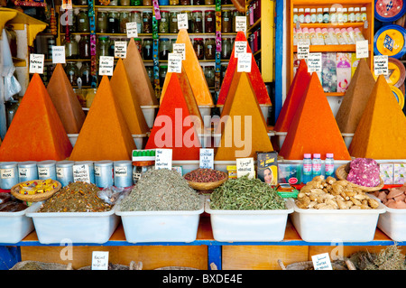 Un display a colori di spezie in forma piramidale pile nel souq mercato di Essaouira, Marocco. Foto Stock