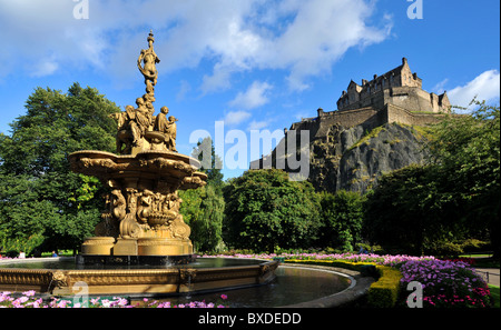 Ross Fontana, i giardini di Princes Street Edinburgh Castle sole estivo Foto Stock