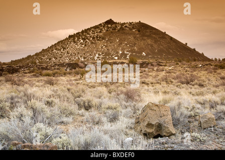 Schonchin Butte vulcano in inverno a letti di Lava monumento nazionale, CALIFORNIA, STATI UNITI D'AMERICA Foto Stock