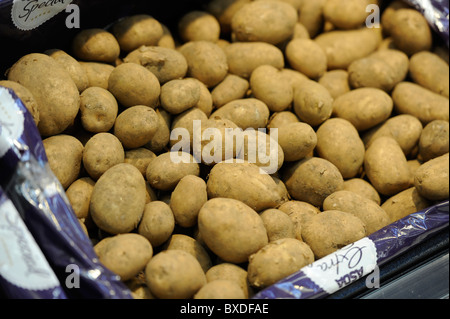 Patate per la vendita nel corridoio di vegetali al supermercato Asda. Foto Stock