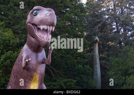 Modello di dinosauri all'ingresso alla preistoria Gardens vicino al villaggio di pescatori di Port Orford, Oregon, Stati Uniti d'America. Foto Stock