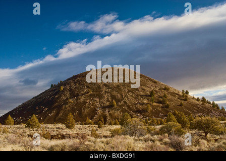 Schonchin Butte vulcano in inverno, letti di Lava monumento nazionale, CALIFORNIA, STATI UNITI D'AMERICA Foto Stock