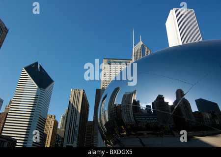 Chicago STATI UNITI D'AMERICA Millenium Park. Riflettente come la scultura di Anish Kapoor 'Cloud Gate, soprannominato il fagiolo Foto Stock