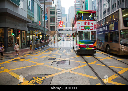 Viaggio iconico di Hong Kong, il tram è quasi un emblema o simbolo di questa isola tram stradale Edifici strade moderne città Foto Stock