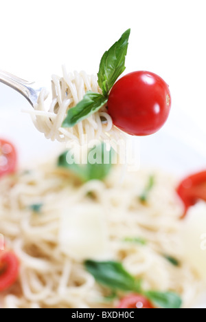 Spaghetti al pesto, cherry pomodoro e formaggio parmigiano Foto Stock