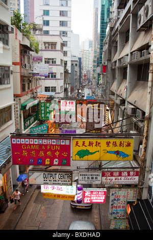 Tipica vista dal livello medio di elevatori vicino a Soho, hollywood road. Hong Kong, Cina, Asia Foto Stock