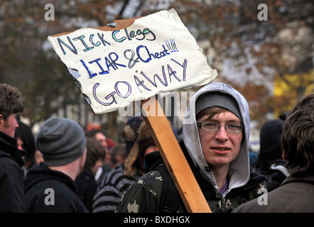 Dimostrazione di massa a Brighton governo contro i tagli al finanziamento dell'istruzione superiore - Protester con un anti Nick Clegg sulla targhetta Foto Stock