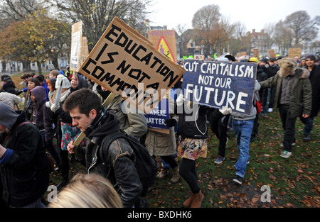 Dimostrazione di massa a Brighton governo contro i tagli al finanziamento dell'istruzione superiore - manifestanti iniziare marciando con cartelli Foto Stock