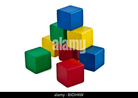 In legno colorato costruzione di blocchi accatastati come piramide. Isolato su bianco Foto Stock