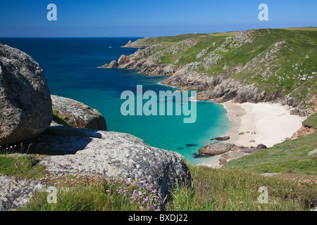 Vista della cappella Porth Beach vicino Porthcurno, St Levan, West Cornwall, Regno Unito Foto Stock