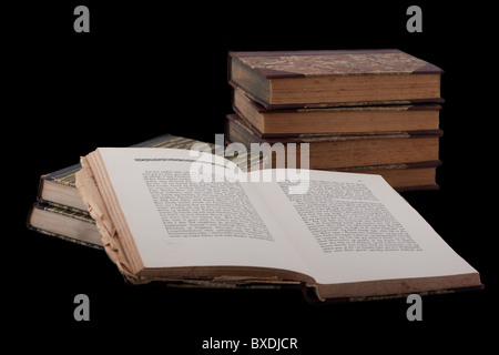 Il vecchio stile vintage books, isolato su nero Foto Stock