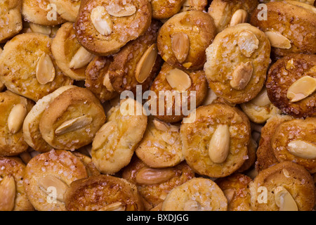 Biscotti di sfondo - Vista dall'alto dei biscotti con le mandorle Foto Stock