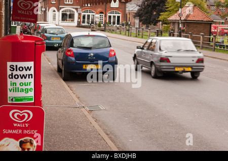 Un rallentamento nel nostro villaggio accedi Trowse , , Norwich Norfolk , in Inghilterra , Gran Bretagna , Regno Unito Foto Stock