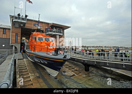 Il nuovo porto di Shoreham scialuppa di salvataggio della RNLI Enid Collett arriva per la prima volta presso la nuova costruzione della stazione di salvataggio Foto Stock