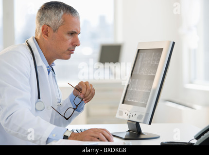 Medico che lavorano su computer Foto Stock