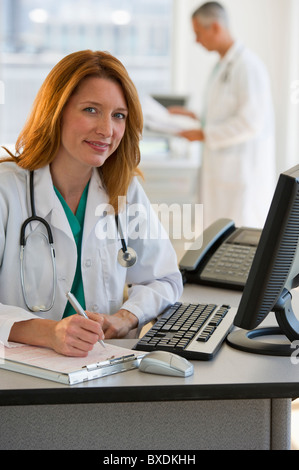 Medico che lavorano su computer Foto Stock