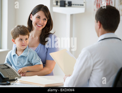 Medico a parlare con una donna e suo figlio Foto Stock