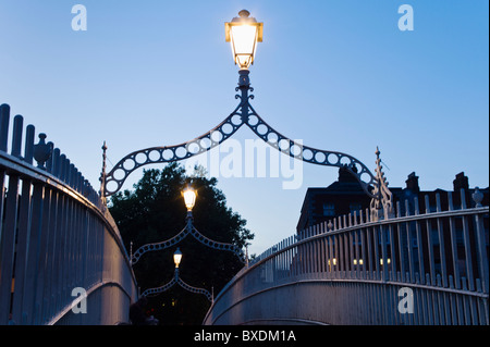 Luci su Ha'penny Bridge a Dublino Irlanda Foto Stock