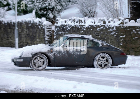 Gli automobilisti negoziando le difficili condizioni di neve sulle strade intorno al Langland distretto di Swansea in dicembre 2010. Foto Stock
