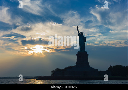 Statua della libertà al crepuscolo Foto Stock