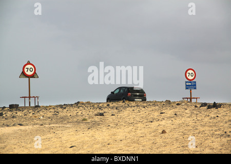 Auto passando 70 kph cartello stradale sulla strada spagnolo Foto Stock