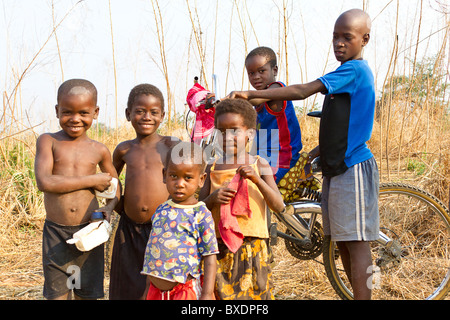 I bambini rappresentano per i visitatori al di fuori del loro villaggio nel sud Luangwa Valley, Zambia, Africa.Queste persone sono di Kunda tribù. Foto Stock