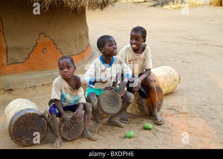 I ragazzi suonare la batteria nel loro villaggio, Kawaza, Zambia, Africa. Queste persone sono di Kunda tribù. Foto Stock