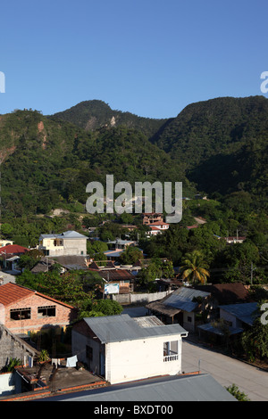 Vista sulla periferia della piccola città di Rurrenabaque vicino al Parco Nazionale Madidi, colline e foresta tropicale sullo sfondo, dipartimento Beni, Bolivia Foto Stock