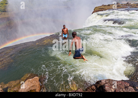 L'uomo salti in Devil's Pool a Victoria Falls. Foto Stock