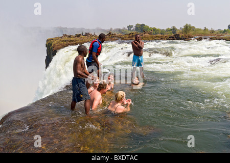 I visitatori di nuotare in Devil's Pool a Victoria Falls. Foto Stock