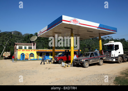 Stazione di benzina YPFB e foresta tropicale vicino a Rurrenabaque, Dipartimento Beni, Bolivia Foto Stock