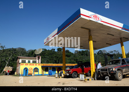 YPFB stazione di benzina e di foresta tropicale vicino Rurrenabaque , Dipartimento di Beni, Bolivia Foto Stock