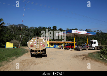 YPFB stazione di benzina e di foresta tropicale vicino Rurrenabaque , Dipartimento di Beni, Bolivia Foto Stock
