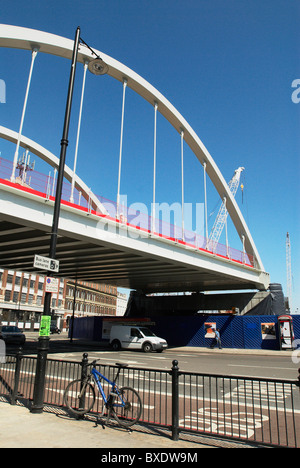 East London treno linea ponte passando oltre Shoreditch High Street London REGNO UNITO Foto Stock