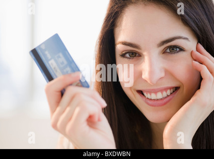 Giovane donna in possesso di una carta di credito Foto Stock