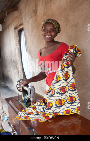 Sarto con una macchina da cucire - Dodoma, Tanzania Africa Orientale. Foto Stock
