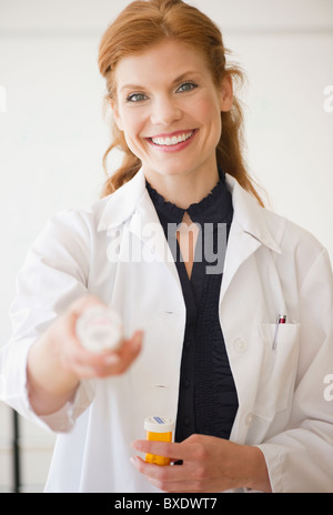 Il farmacista azienda bottiglia di farmaci Foto Stock