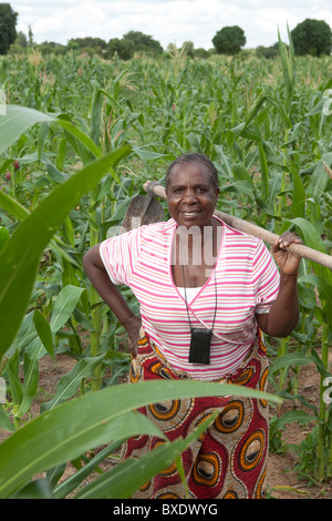 La sig.ra Rode si avvicinò cautamente per ascoltare Komba è un imprenditore di successo in Dodoma, Tanzania Africa Orientale. Foto Stock